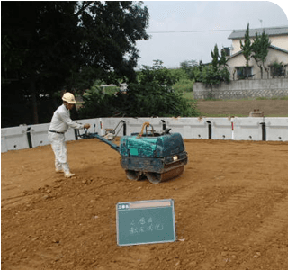 写真：地盤を締め固める作業跡